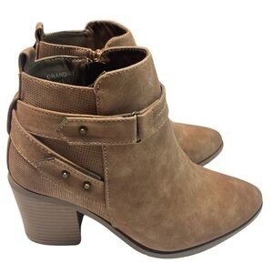 Refresh brown ankle boots. Criss cross back and very cute. Womens 8.5 W/ 3” heel